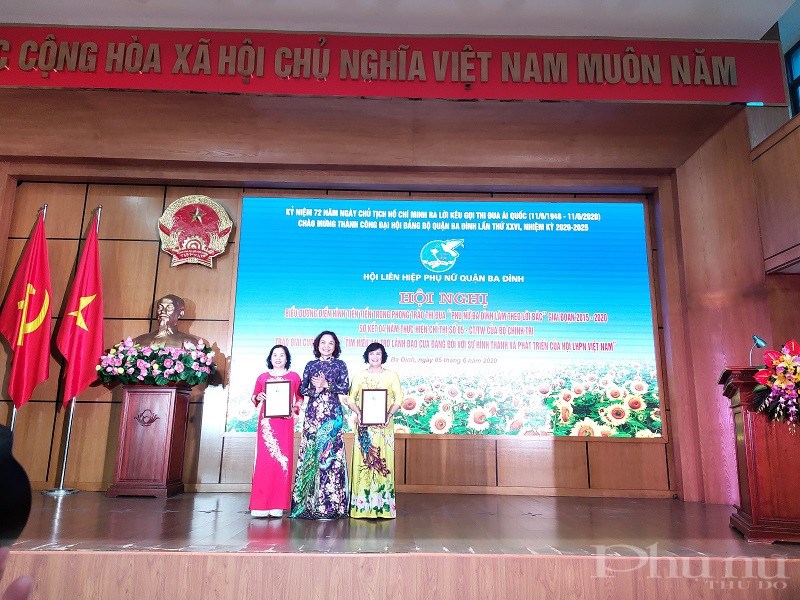 Đồng chí Đinh Thị Phương Liên- Chủ tịch Hội LHPN quận Ba Đình trao giải cho các tập thể đạt giải Nhất và Nhì cuộc thi viết 