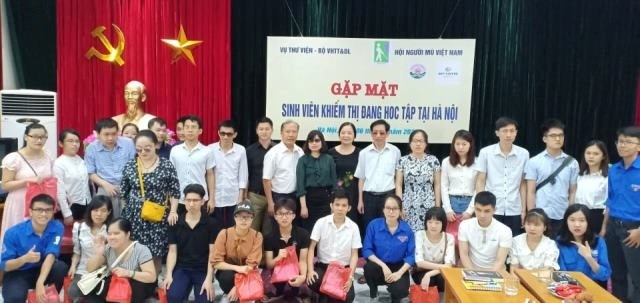 Ban Tổ chức chụp ảnh cùng các em sinh viên khiếm thị đang học tập tại Hà Nội (Ảnh:K.T)