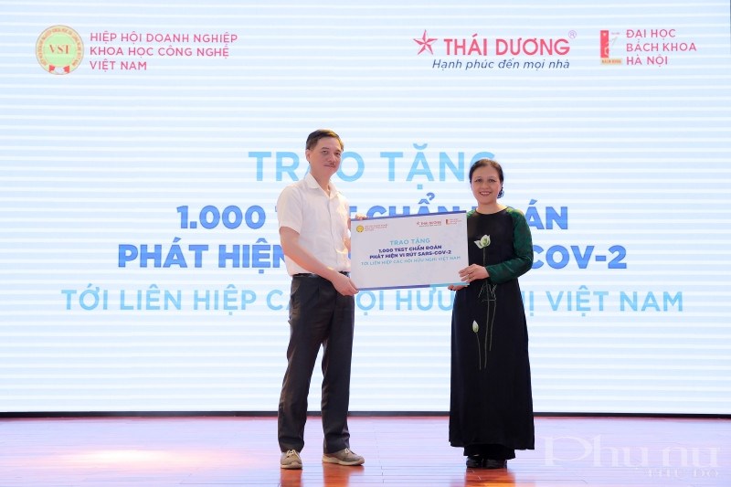 Tại buổi lễ, ông Nguyễn Hữu Thắng- TGĐ, sáng lập công ty Sao Thái Dương trao tặng tượng trưng 1000 test Covid 19 cho Liên hiệp các tổ chức hữu nghị Việt Nam.