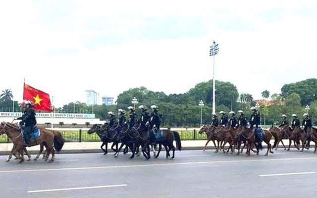 Đoàn kỵ binh ngựa diễu hành qua Nhà Quốc hội.