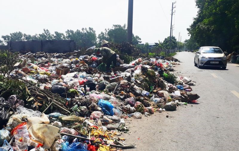 Rác thải tồn đọng tại điểm tập kết rác xã Dị Nậu (huyện Thạch Thất), gây ô nhiễm môi trường.
