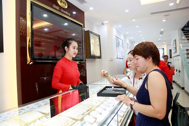 Khách hàng mua vàng tại một cửa hàng trên đường Hoàng Cầu.