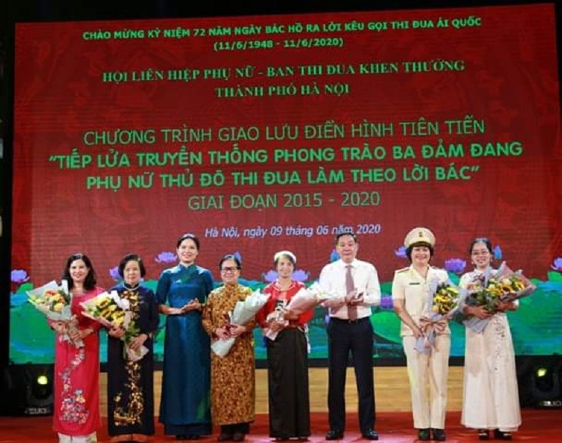 Đồng chí Hà Thị Nga, Chủ tịch Hội LHPN Việt Nam ( thứ 3 từ trái sang) và đồng chí  Lê Hồng Sơn, Phó Chủ tịch UBND thành phố Hà Nội ( thứ 6 từ trái sang) tặng hoa các nhân vật giao lưu điển hình tiến tiến tại chương trình
