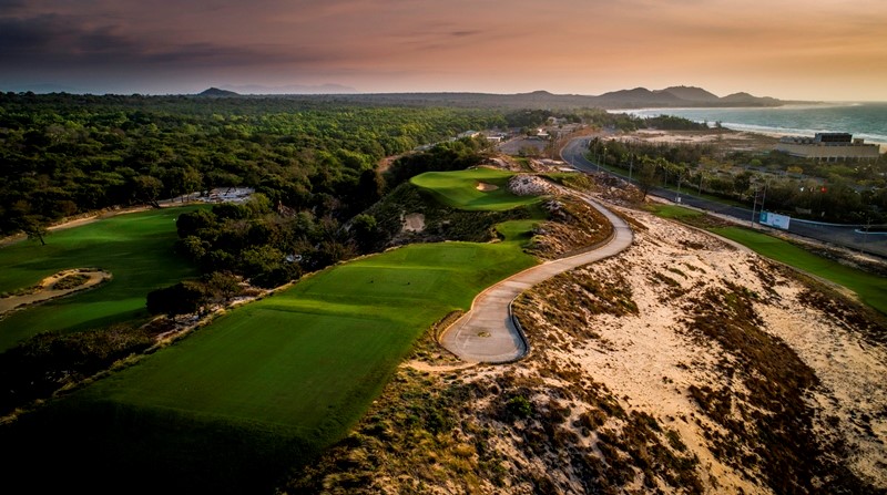 Hố thứ 4 là một trong những hố đẹp nhất tại The Bluffs Hồ Tràm Strip