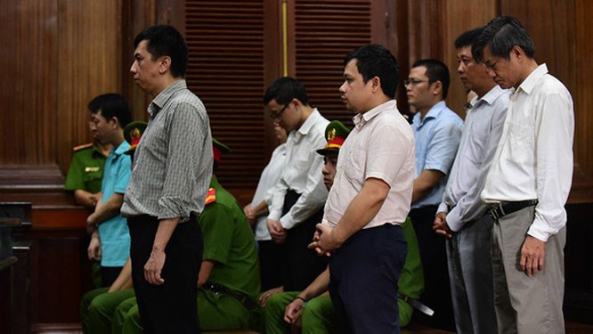 Các bị cáo nghe tòa tuyên án tại phiên tòa xử VN Pharma chiều 1-10-2019 - Ảnh: Quang Định