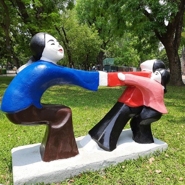 Những bức tượng trong công viên Thống Nhất được tô màu sặc sỡ gây tranh cãi thời gian vừa qua