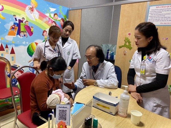 Bác sĩ Nguyễn Tiến Dũng thăm khám cho bệnh nhi