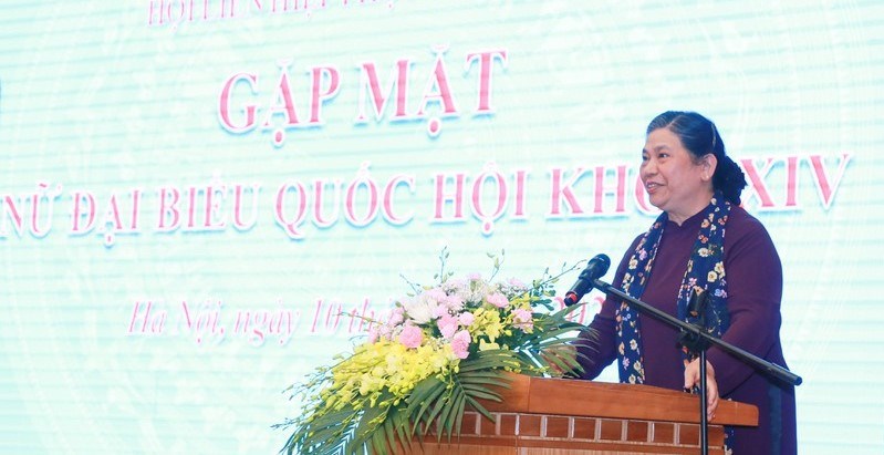 Chủ tịch Nhóm nữ Đại biểu Quốc hội Tòng Thị Phóng phát biểu tại buổi gặp mặt