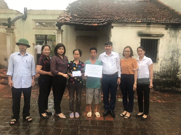 Hội LHPN xã Phù Linh trao tặng “mái ấm tình thương” cho gia đình hội viên