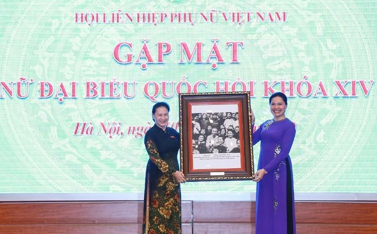 Chủ tịch Quốc hội Nguyễn Thị Kim Ngân tặng bức tranh Bác Hồ với đại biểu nữ dự Đại hội đại biểu phụ nữ toàn quốc năm 1950 cho Chủ tịch Hội LHPN Việt Nam Hà Thị Nga