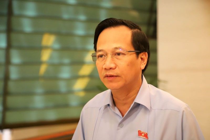 Bộ trưởng Bộ Lao động - Thương binh và Xã hội Đào Ngọc Dung trao đổi với báo chí bên hành lang Quốc hội - Ảnh: TTXVN