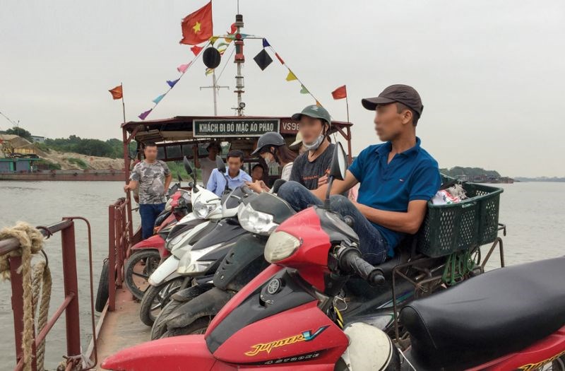 Hà Nội yêu cầu chú trọng tuyên truyền những nội dung góp phần nâng cao ý thức chấp hành của người dân khi tham gia giao thông đường thủy. Ảnh Tuấn Lương.