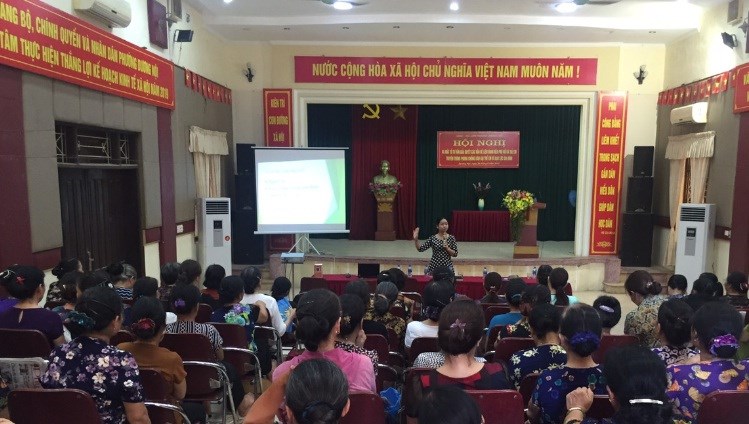 Một buổi tư vấn pháp luật liên quan đến phụ nữ và trẻ em, tổ chức tại Hội LHPN phường Dương Nội, quận Hà Đông