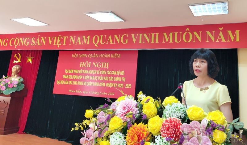 Đồng chí Trịnh Thị Huệ- Chủ tịch Hội LHPN quận Hoàn Kiếm phát biểu khai mạc hội nghị tọa đàm