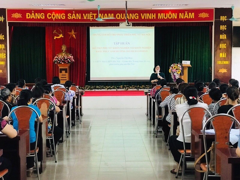 Đồng chí Nguyễn Thị Hảo - UVBTV – Giám đốc Trung tâm Hỗ trợ phát triển phụ nữ Hà Nộitập huấn Đề án “Hỗ trợ phụ nữ Thủ đô khởi nghiệp