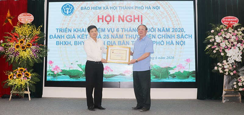 Phó Chủ tịch UBND TP Hà Nội Ngô Văn Quý được BHXH Việt Nam tặng Kỷ niệm chương vì sự nghiệp BHXH.