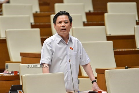 Bộ trưởng Bộ GTVT Nguyễn Văn Thể báo cáo tại phiên họp sáng 15/6, kỳ họp thứ 8, Quốc hội khóa XIV.
