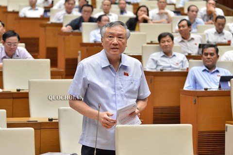 Chánh án TANDTC Nguyễn Hoà Bình trả lời những băn  khoăn của đại biểu tại phiên họp quốc hội sáng 15/6.