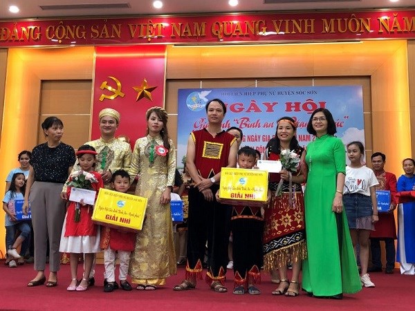 Các đồng chí lãnh đạo huyện Sóc Sơn trao giải Nhì cho 2 gia đình tại Ngày hội Gia đình “Bình an, hạnh phúc” năm 2020	Ảnh: Đ.H