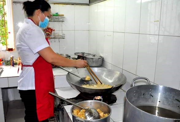 Các cơ sở giáo dục có bếp ăn bán trú luôn đảm bảo an toàn thực phẩm cho trẻ. Ảnh: Thiện Tâm