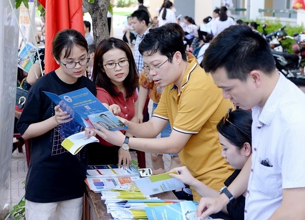 Các học sinh tìm hiểu thông tin tuyển sinh của trường Đại học Kinh tế quốc dânẢnh: Đại học Kinh tế quốc dân