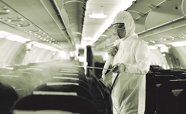 Việc phun khử khuẩn máy bay sau mỗi chuyến bay là một biện pháp phòng dịch hữu hiệu