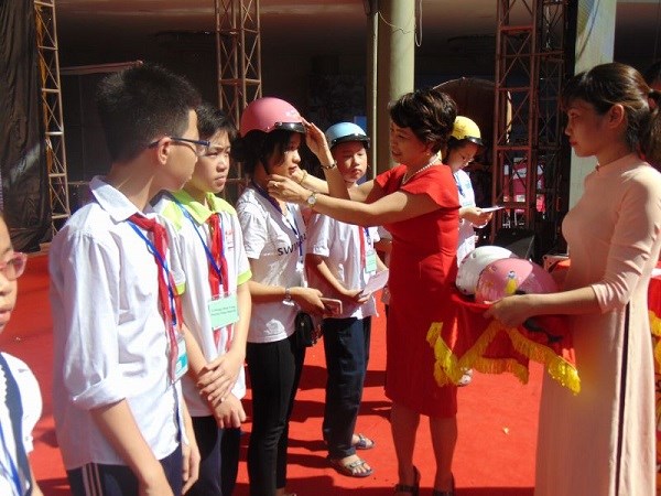 Bà Lê Quỳnh Trang - Tổng biên tập báo Phụ nữ Thủ đô trao tặng quà cho các em học sinh nghèo vượt khó tại quận Hai Bà Trưng
