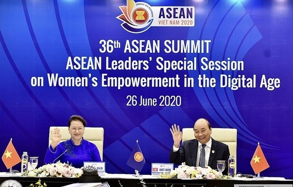 Thủ tướng Nguyễn Xuân Phúc và Chủ tịch Quốc hội Nguyễn Thị Kim Ngân tại Phiên họp đặc biệt của các nhà lãnh đạo ASEAN về tăng quyền năng cho phụ nữ trong kỷ nguyên số