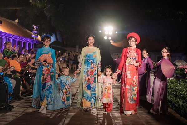 Người mẫu nước ngoài tham gia trình diễn “Áo dài - Di sản văn hóa Việt Nam”