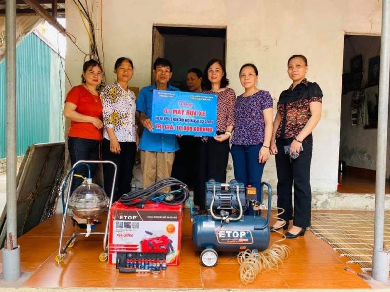 Các đồng chí đại diện lãnh đạo Hội LHPN huyện, Hội LHPN xã Cổ Loa đã trao tặng bộ thiết bị rửa xe cho gia đình hội viên