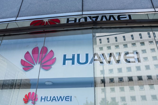 Các sản phẩm của Tập đoàn Viễn thông Huawei và ZTE chính thức bị cấm tại Mỹ. Ảnh: New York Times