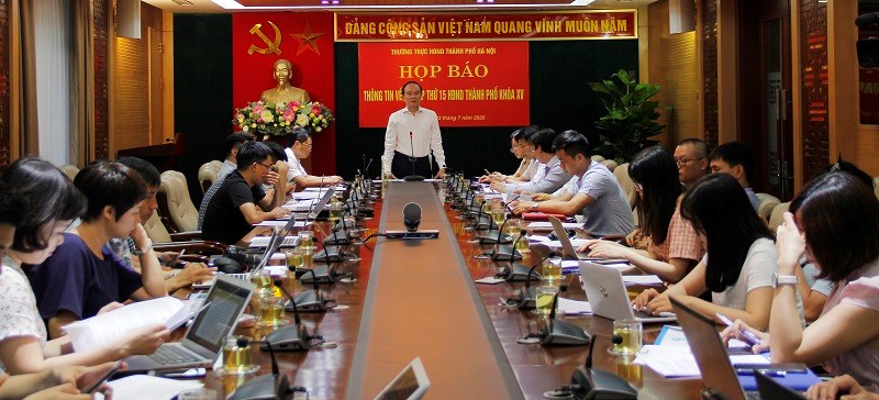 Phó Chủ tịch Thường trực HĐND TP Hà Nội thông tin tại cuộc họp báo.