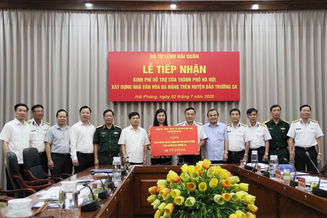 Đoàn đại biểu thành phố Hà Nội trao 38 tỷ đồng cho Bộ Tư lệnh Hải quân.