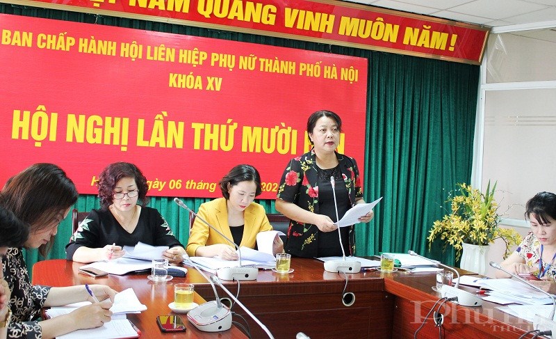 Đồng chí Nguyễn Thị Thu Thủy- Phó Chủ tịch Thường trực Hội LHPN Hà Nội phát biểu tại hội nghị