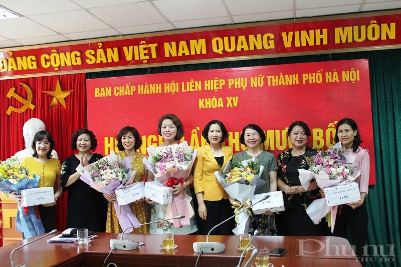 Đại diện lãnh đạo Hội LHPN Hà Nội tặng hoa chia tay các đồng chí nghỉ hưu và chuyển công tác, thôi không tham gia BCH Hội LHPN Hà Nội khóa XV.
