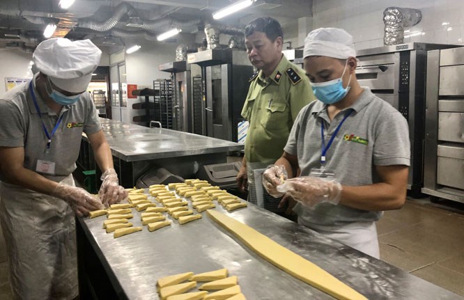 Lực lượng chức năng kiểm tra về an toàn thực phẩm tại một cơ sở sản xuất bánh ngọt trên địa bàn quận Hai Bà Trưng.