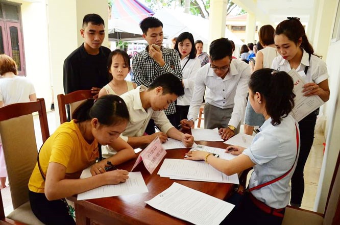 Phiên giao dịch việc làm tại huyện Mê Linh ngày 4-7 thu hút đông đảo người lao động đến tìm việc.