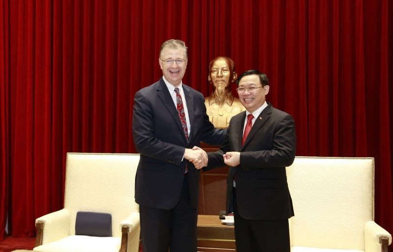 Bí thư Thành ủy Hà Nội vui mừng chào đón Đại sứ Hoa Kỳ.