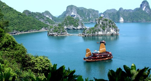 Vịnh Hạ Long được Unesco công nhận là kỳ quan thiên nhiên thế giới.