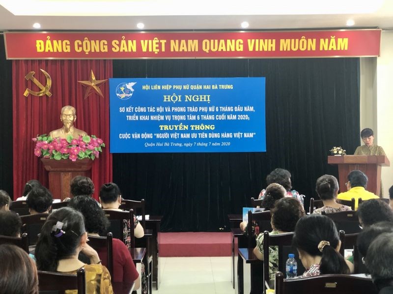 Đ/c Phan Thị Minh Hòa, Phó Chủ tịch Hội LHPN quận Hai Bà Trưng trình bày Báo cáo đánh giá công tác Hội và phong trào phụ nữ 6 tháng đầu năm, triển khai nhiệm vụ trọng tâm 6 tháng cuối năm 2020.