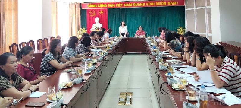 Đồng chí Bùi Thị Hồng- Trưởng ban Tổ chức Hội LHPN Việt Nam phát biểu tại hội nghị