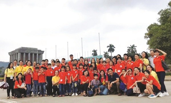 Chị Nguyễn Thị Tuyết Bình (đeo túi đen đứng ngoài cùng bên tay phải) trong buổi đi thăm lăng Bác cùng Lớp học tình thương.