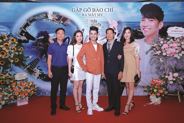 Ca sĩ Trần Nguyên Thắng (giữa) và gia đình, người thân trong buổi họp báo ra mắt MV “Quảng Bình ơi”