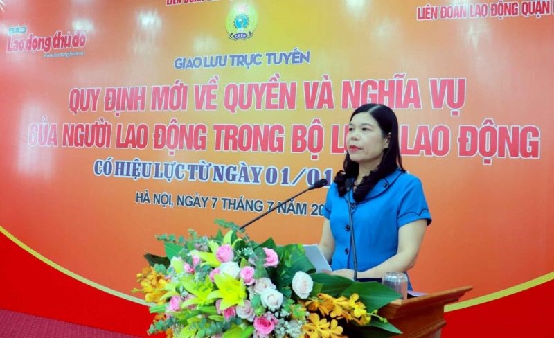 Phó Chủ tịch thường trực Liên đoàn Lao động thành phố Hà Nội Đặng Thị Phương Hoa đánh giá cao ý nghĩa thiết thực của buổi giao lưu trực tuyến vì đã góp phần nâng cao kiến thức pháp luật cho người lao động