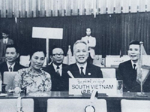 Chủ tịch Nguyễn Hữu Thọ (giữa) và đoàn Chính phủ Cách mạng lâm thời Cộng hòa miền Nam Việt Nam tại Hội nghị Cấp cao Phong trào không liên kết ở Algérie tháng 9/1973 (ảnh tư liệu)