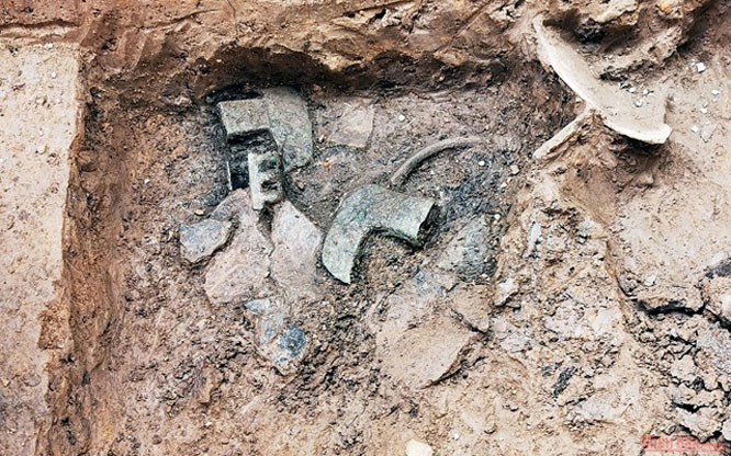 Dấu vết mộ và đồ tùy táng ở hố H1. Ảnh: nhandan.com.vn