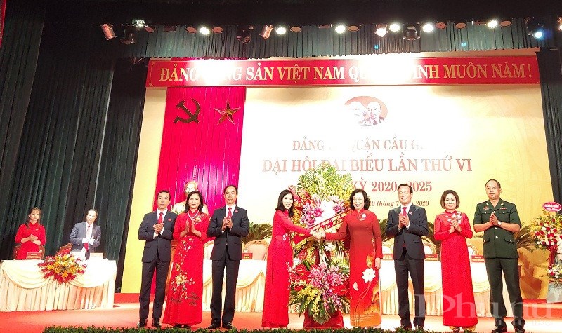 đồng chí: Ngô Thị Thanh Hằng - Ủy viên Trung ương Đảng, Phó Bí thư Thường trực Thành ủy tặng hoa chúc mừng đại hội