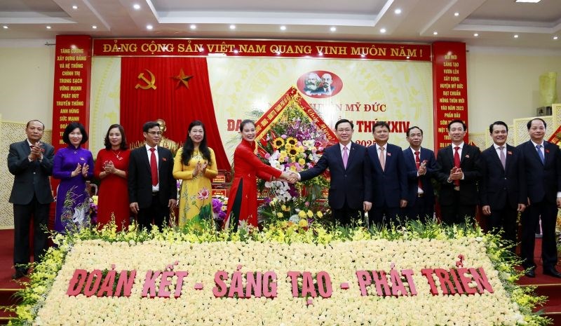 Đồng chí Vương Đình Huệ, Ủy viên Bộ Chính trị, Bí thư Thành ủy Hà Nội tặng hoa chúc mừng Đảng bộ huyện Mỹ Đức.