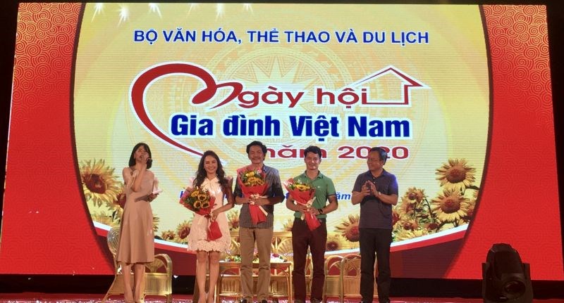 TS Nguyễn Đăng Chương- GĐ Trung tâm VHNT Việt Nam - Trưởng Ban tổ chức Ngày hội tặng hoa cho các nghệ sĩ khách mời