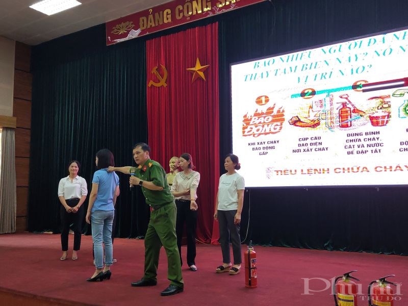 Thượng tá Trần Văn Đồng- Phó Trưởng khoa PCCC, trường Đại học Phòng cháy chữa cháy hướng dẫn cho cán bộ hội viên phụ nữ  kỹ năng thoát khỏi đám cháy